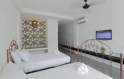 Camera doppia con letti singoli e balcone — Surintra Boutique Resort